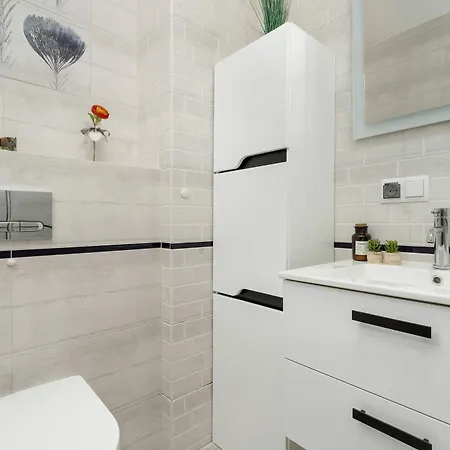 Spacious With Parking And Terrace In By Renters פוק