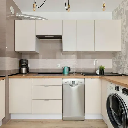 דירה Spacious With Parking And Terrace In By Renters