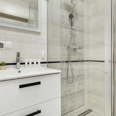 Spacious With Parking And Terrace In By Renters פוק