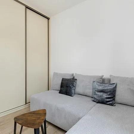 Spacious With Parking And Terrace In By Renters דירה